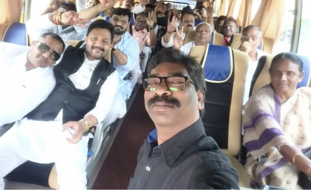 pallavict's tweet photo. After #AnkitaSingh, now Deepak Soni?
In Garhwa, Jharkhand,a youth #DeepakSoni was set ablaze by Kasamuddin by pouring petrol
Earlier,Ankita was burnt alive by Shahrukh in Jharkhand's Dumka
What’s happening in Jharkhand?
While CM busy in saving his khursi & going on picnics? https://t.co/g0CaWYsRG3