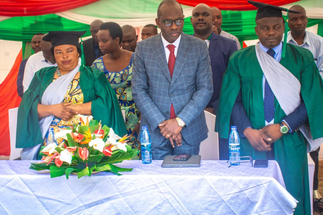willynyamitwe's tweet photo. J’étais à @NgoziProvince (nord du #Burundi) où j’ai pris part, avec joie et fierté, à la remise des diplômes à 350 diplômés de l’East African Leadership Institute #EALI. https://t.co/NM8p9gNOaX