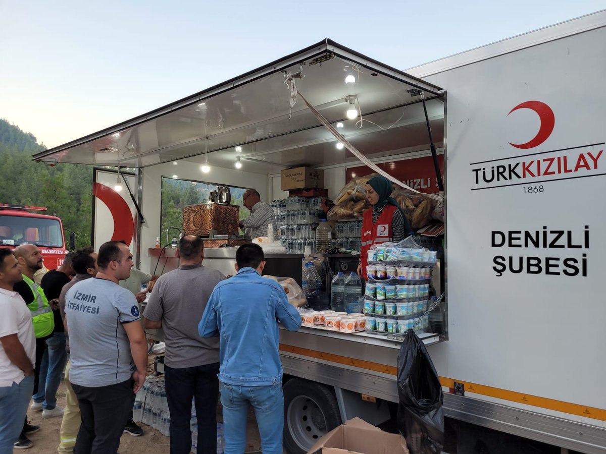 kizilay_denizli's tweet photo. Kale-Muğla sınırında meydana gelen orman yangınında Kriz Merkezinde ve sahada görevimizin başındayız. Sahada konuşlanan ikram aracımız geceden itibaren su, ayran vb ile, sabah sıcak çorba ikramı ile yangında görev alan personelin en yakınında olmaya devam ediyor. https://t.co/mqrLvgK9AT