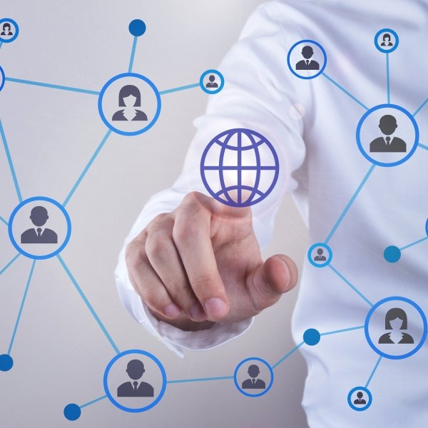 人是通往成功路上的一座桥，一看全是人，啥都能干成；一看没有人，啥都干不成。