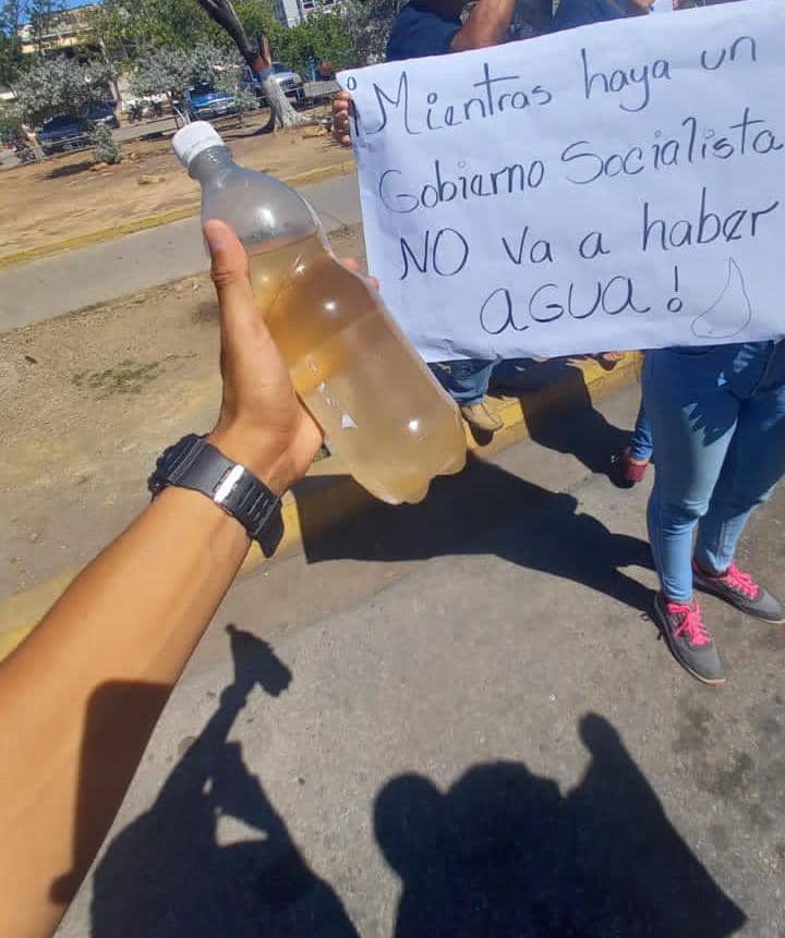 EcJuventudsucre's tweet photo. 2/2 en estás condiciones (si es qué la recibe), o qué se vea obligada a recogerla a grandes distancias cuando este es un servicio fundamental. Una mancha más de lo qué el gobierno nos ha ido dejando. 
#UnJovenUnDerecho #JovenesCiudadanos https://t.co/BpOsPY3nVt