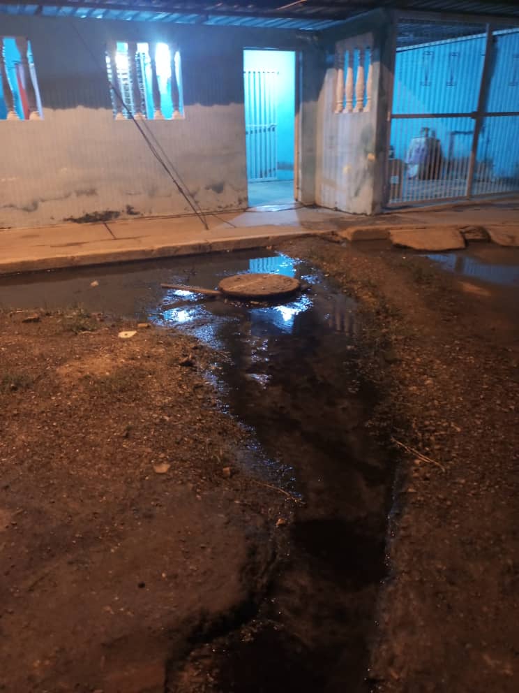EcJuventudsucre's tweet photo. 2/2 en estás condiciones (si es qué la recibe), o qué se vea obligada a recogerla a grandes distancias cuando este es un servicio fundamental. Una mancha más de lo qué el gobierno nos ha ido dejando. 
#UnJovenUnDerecho #JovenesCiudadanos https://t.co/BpOsPY3nVt