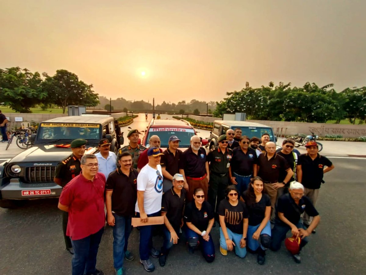 salute2soldier's tweet photo. Air Marshal Suraj Jha, AOP & Lt General Anil Samantara, DG Infantry flagged off the #HighPassChallenge, a World Record attempt by 04 Veterans from three Services, from #NationalWarMemorial. The challenge is spread over 5000kms over the next 15 days.
@DefenceMinIndia
@PMOIndia https://t.co/S8vL1jkBkk