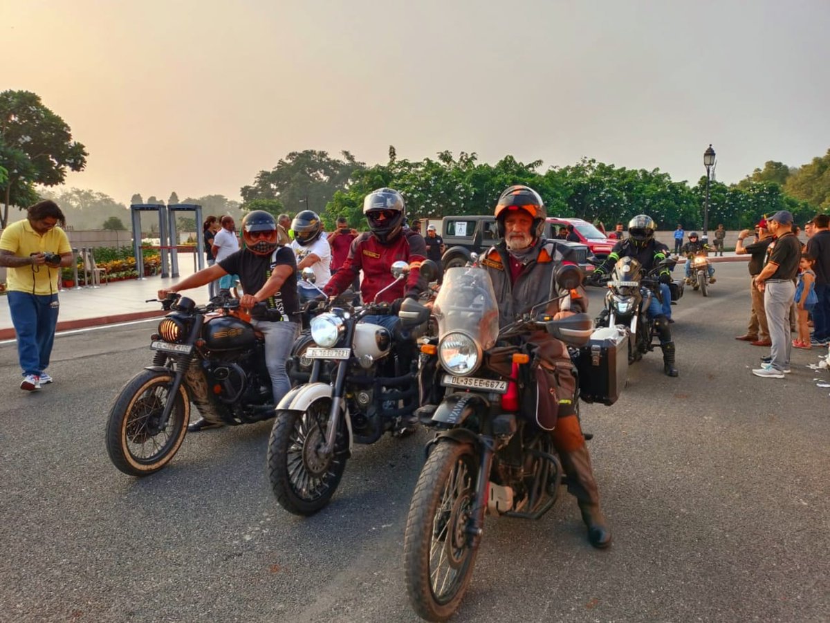 salute2soldier's tweet photo. Air Marshal Suraj Jha, AOP & Lt General Anil Samantara, DG Infantry flagged off the #HighPassChallenge, a World Record attempt by 04 Veterans from three Services, from #NationalWarMemorial. The challenge is spread over 5000kms over the next 15 days.
@DefenceMinIndia
@PMOIndia https://t.co/S8vL1jkBkk