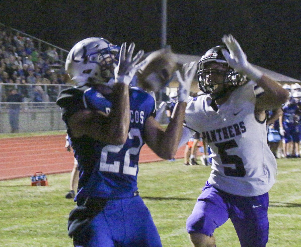 SCIStephanie's tweet photo. FB: Shawn Rathjen of @cpsbroncos catches a touchdown pass behind the Fillmore Central defense. #broncoblue #touchdowncatch https://t.co/TCH1FQPnm3