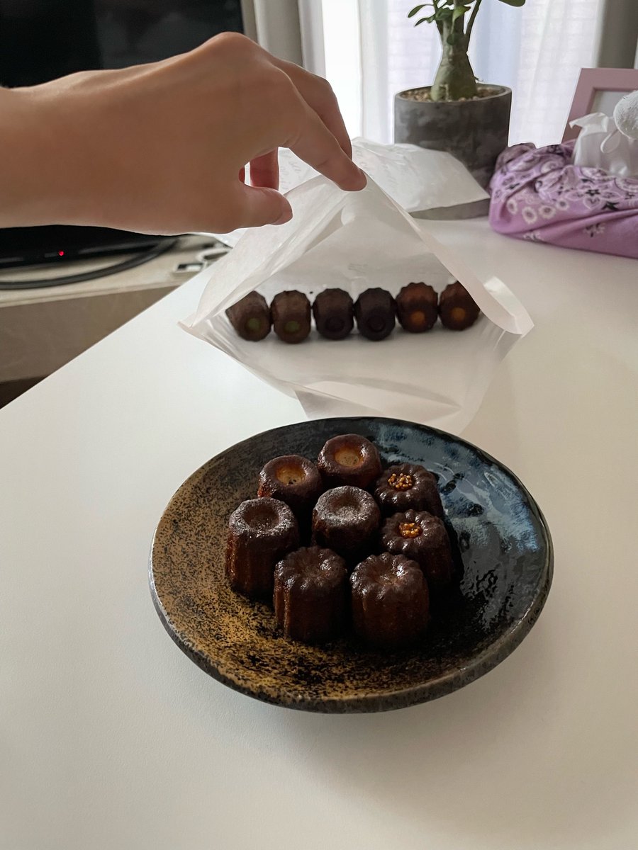 zaolchan88's tweet photo. なんだか具合悪くてよれてる時にカヌレのお土産はロキソニンに匹敵。ルカナール大好き https://t.co/dGWNOwHPyQ