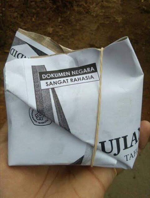 jayakabajay's tweet photo. Bjorka ngga tau kalo rahasia negara ini udah sejak lama bocor lewat bungkus gorengan dan nasi uduk. https://t.co/ywbUF7VsxE