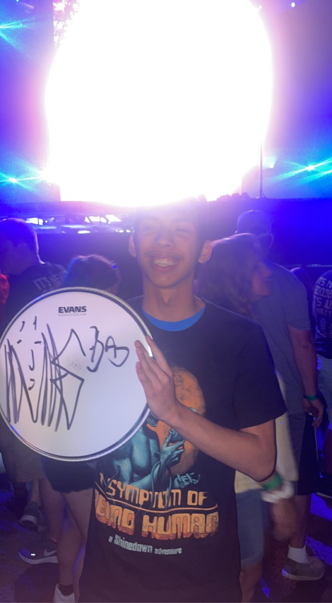 strong_tran's tweet photo. Huge shoutout to @Shinedown  @TheBrentSmith  @ZMyersOfficial  @BKerchofficial  and Eric Bass. P.s who else sign this amazing piece asking for a friend 🫶🏽 https://t.co/n062UPF5uJ