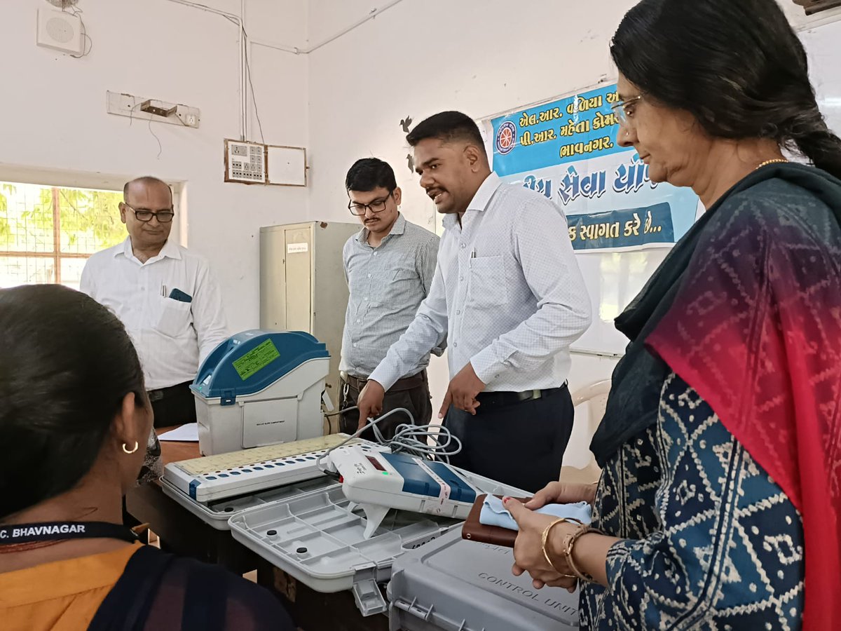 NSSVAMCC15's tweet photo. તા.૦૯/૦૯/૨૦૨૨ ના રોજ વળીયા કોલેજમાં રોજગાર વિભાગ ના અધિકારી અને હાલ ચુટણી વિભાગના ઝોનર ઓફિસર શ્રી.જે.ડી.જેઠવા સાહેબ દ્વારા મતદાન જાગૃતિ સેમીનાર નું આયોજન. @nssgujarat @_NSSIndia @nssmkbu @YASMinistry https://t.co/btpj5didPZ