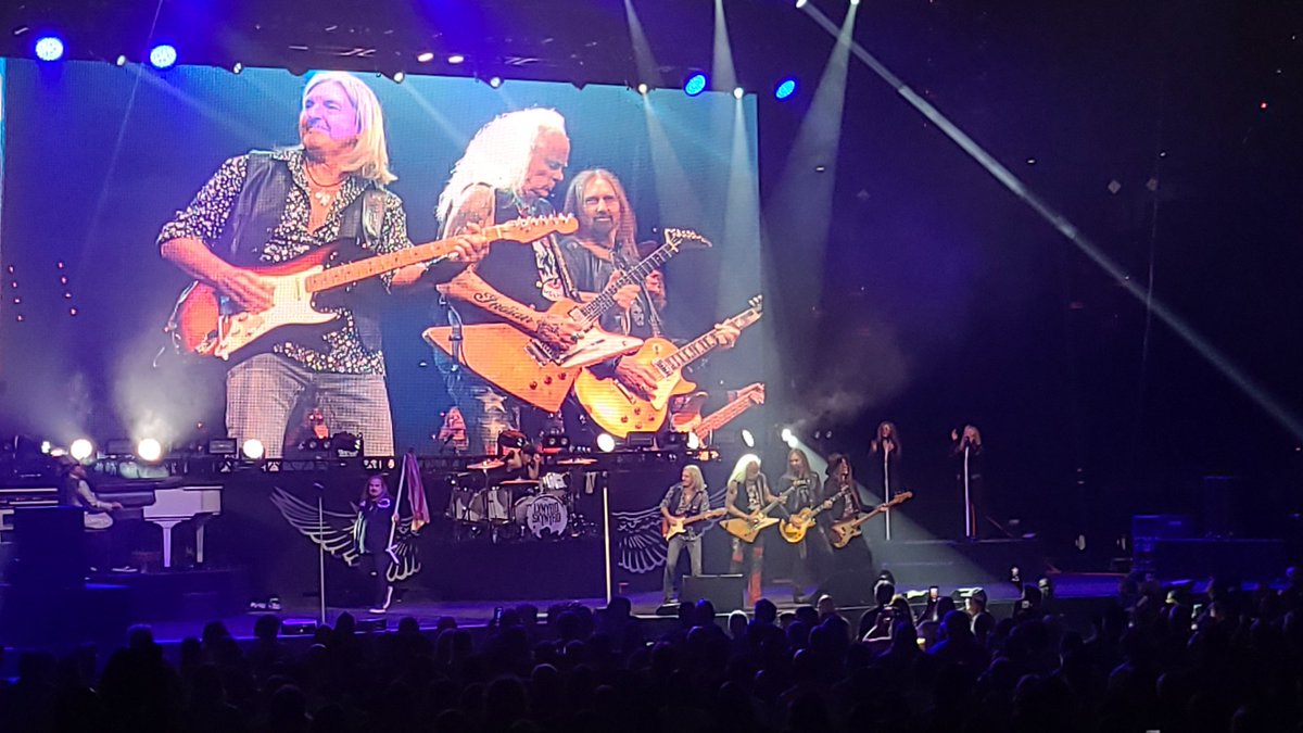 Bojangles337's tweet photo. That was such a great show @Skynyrd 

Thank you for coming to Lafayette and I hope yall enjoy some of our food ❤️ https://t.co/uyMrrbNekh