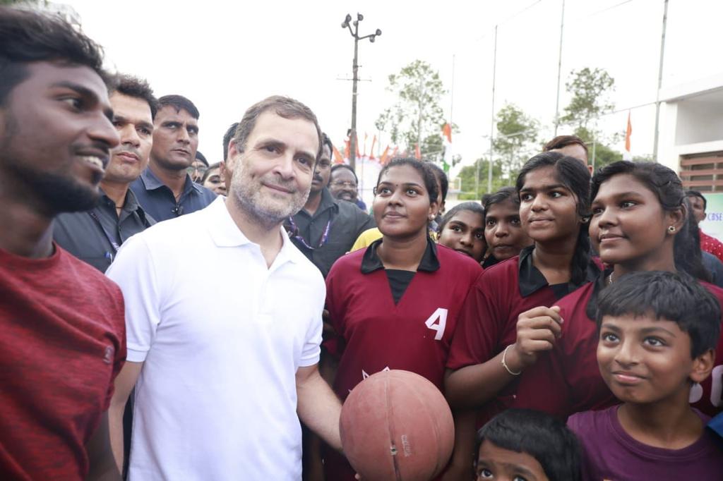 LalithMitila's tweet photo. BharatJodoYatra 🇮🇳 cutting across generations.
Shri @RahulGandhi in conversation with young minds en route.
Marching ahead for an inclusive &amp; united India https://t.co/VRDXoonzaE