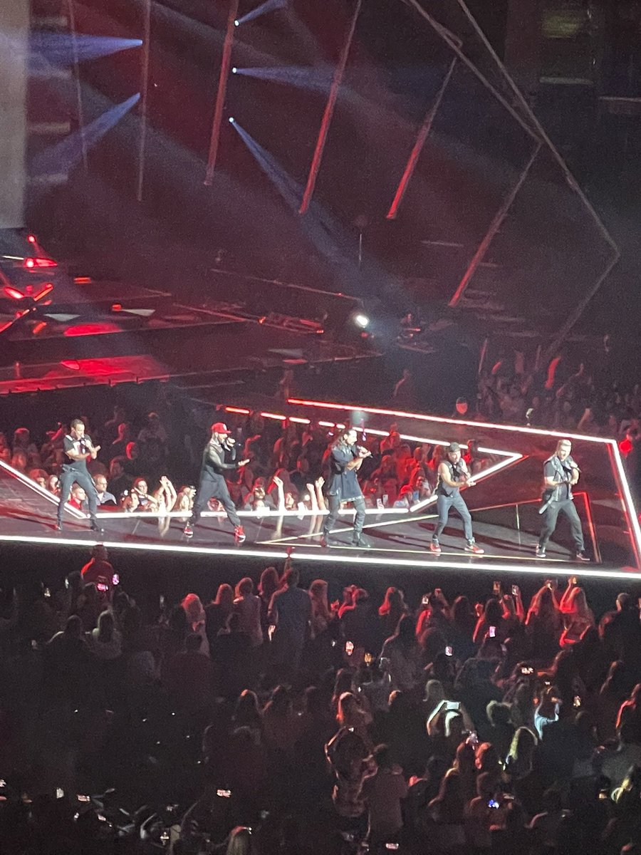 JenluvSJ's tweet photo. Had a wonderful time tonight! Thank you @backstreetboys please come back and see us again! #DNAWorldTour #BSBMEM https://t.co/YFhlGir9kh