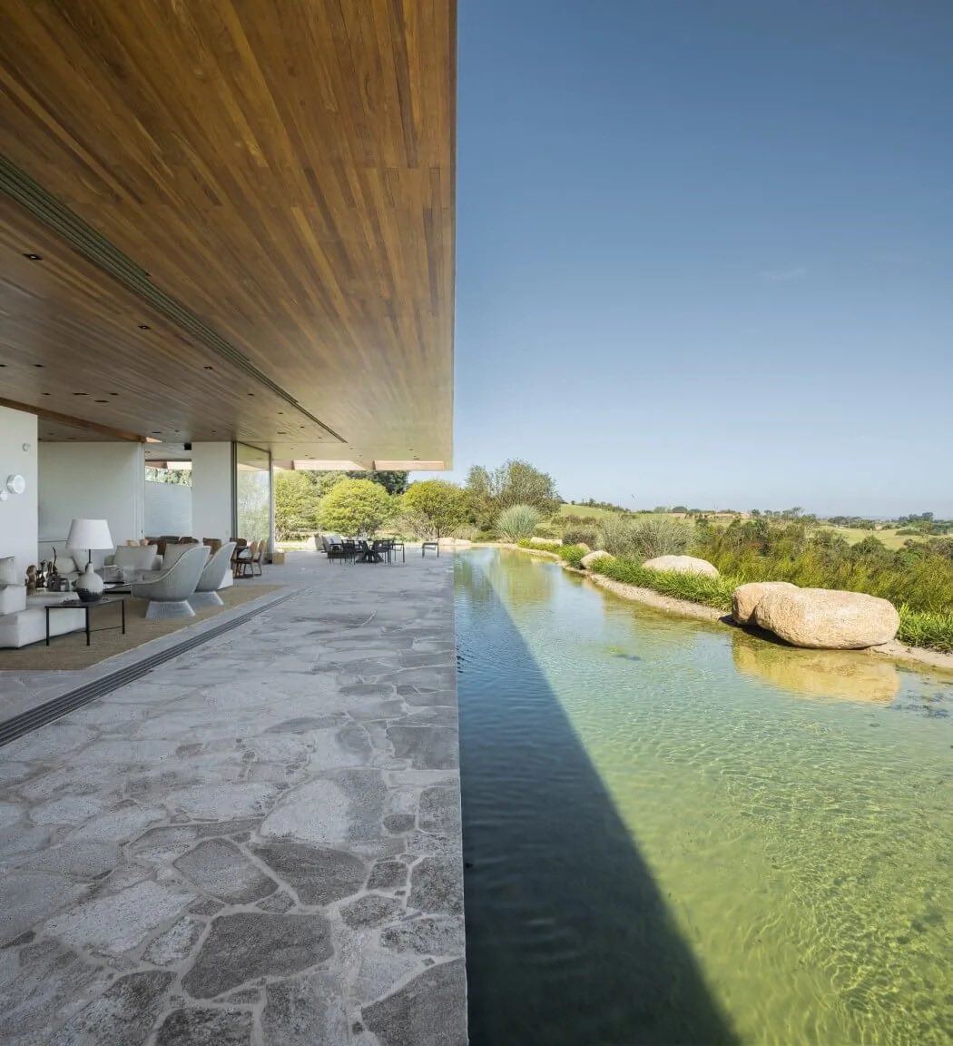 MS House / Studio Arthur Casas
Fazenda Boa Vista, Brazil, 2014
©︎ Fernando Guerra | FG+SG

#architecture #architecturaldesign #house #summerhouse #terrace #pond #bluesky