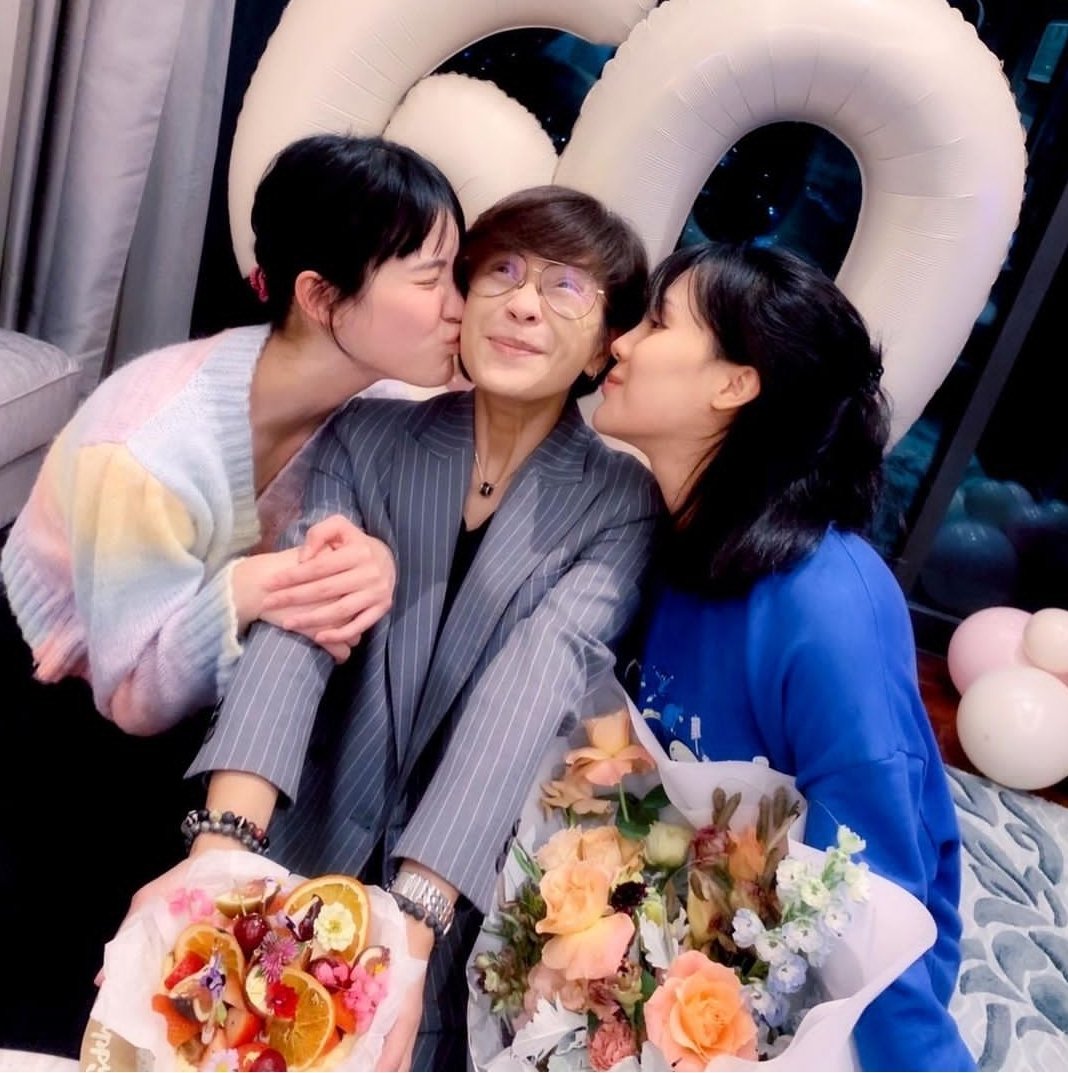 StanSitala's tweet photo. HBD แม่เปิ้ล คุณแม่เจ้าแฝด หนุนหนังนะคะ ขอให้คุณแม่สุขภาพแข็งแรง มีความสุข อยู่เป็นร่มโพธิ์ ร่มไทรให้น้องทั้งสองคนไปนานๆ เลยนะคะ 
ขอเชิญชาวด้อมมาอวยพรแม่เปิ้ลกันค่ะ
#WeMissYouSitala #ศีตลาคนคูล #SITALA #SUPARA #WaitingYouSitala #SupportSitala  #WeLoveYouSitala #시랄라 #보고싶어 https://t.co/BYNdlC9CTn
