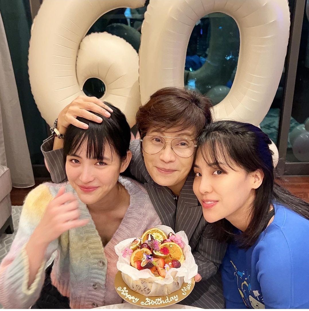 StanSitala's tweet photo. HBD แม่เปิ้ล คุณแม่เจ้าแฝด หนุนหนังนะคะ ขอให้คุณแม่สุขภาพแข็งแรง มีความสุข อยู่เป็นร่มโพธิ์ ร่มไทรให้น้องทั้งสองคนไปนานๆ เลยนะคะ 
ขอเชิญชาวด้อมมาอวยพรแม่เปิ้ลกันค่ะ
#WeMissYouSitala #ศีตลาคนคูล #SITALA #SUPARA #WaitingYouSitala #SupportSitala  #WeLoveYouSitala #시랄라 #보고싶어 https://t.co/BYNdlC9CTn