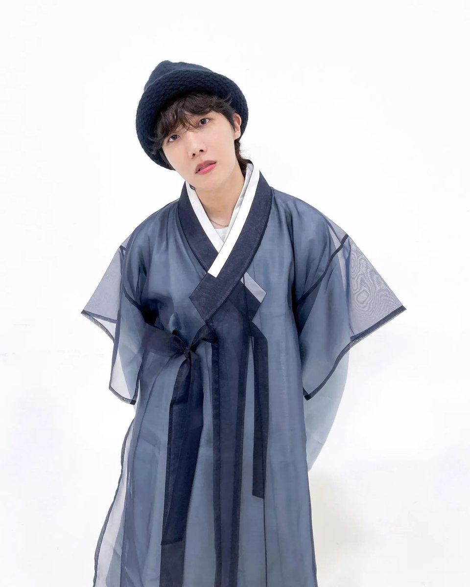 BIGHIT_INFO's tweet photo. J-hope on Instagram

: It’s Chuseok. Hope you spend a wonderful holiday hangawi, and may your home will filled with laughter. 🌝🌕 https://t.co/ctaeaUfc8u