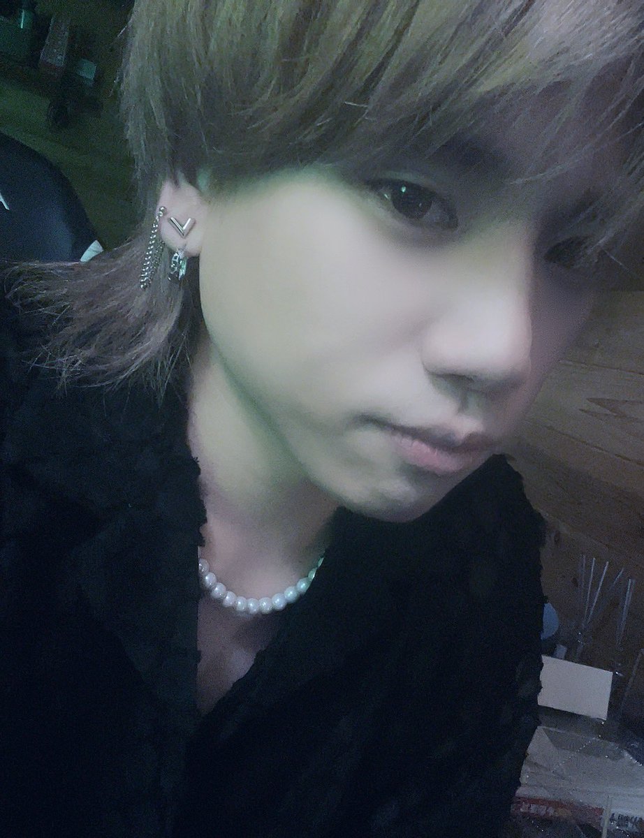 1yxz_'s tweet photo. 染めて悲しいことは赤色の服買ったけど髪色に全く合わないことだ https://t.co/Y0zMQLUSzk
