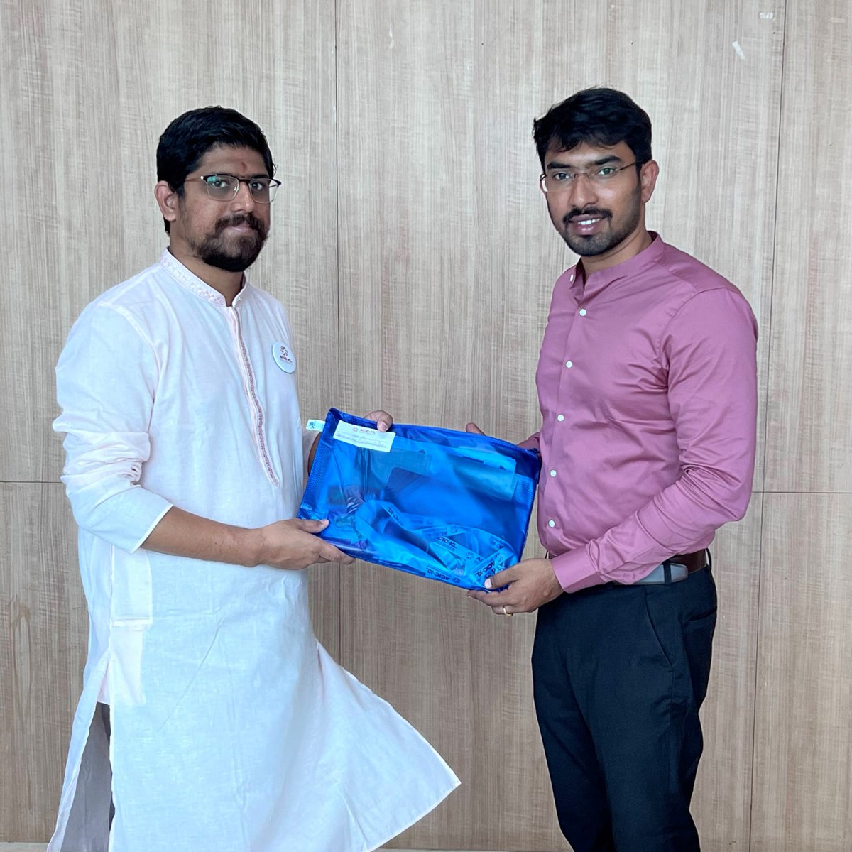 Gate__60's tweet photo. @Gate__60  is exited to announce the MoU signed between GATE INDIA ELECTRONICS https://t.co/xIg8B8NUnv and @KLUniversity, @acic_kl on 7th September 2022.

Mr.@GovilAlok1, CEO of @acic_kl along with Vijay Kumar Kalluri, CEO of @Gate__60. https://t.co/yrD5gZvbCX