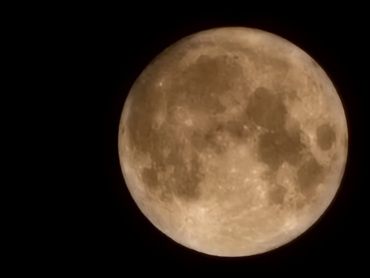 Zedmanax's tweet photo. I don't know what is more impressive, the phone camera, or the moon... #ultra22 https://t.co/wPvB1juBEH