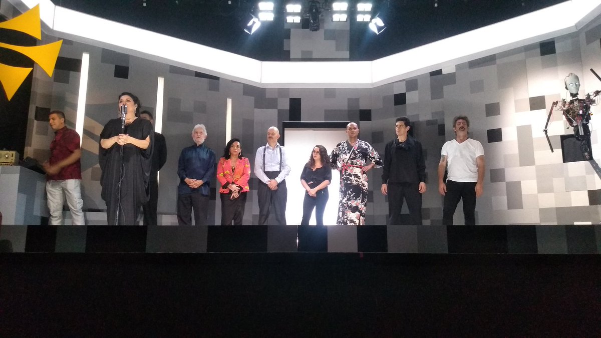 Recién concluyó el estreno de La hora de todos, de Juan José Arreola, una obra dónde se emplea el recurso del blackface (representar un actor blanco a un personaje negro y hacerlo con la cara pintada). Consultado sobre esta decisión, el director de la obra @weinstockvictor nos...