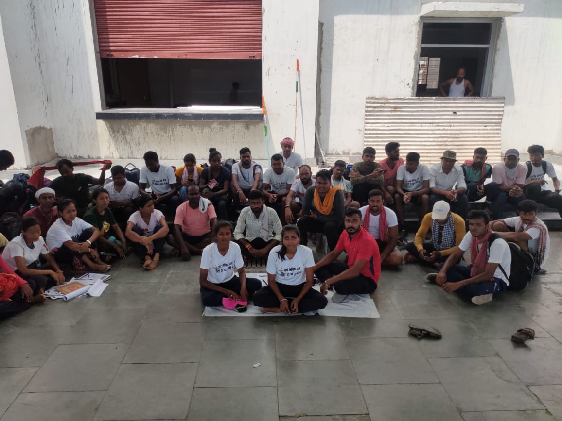 पिछले 19महीने से हमलोग अपने हक को ले के यहां वहा पगलो के तरह सब ऑफिस में जा के गुहार लगाया लेकिन फिर भी नियुक पत्र नही मिला ये देश हमारा है ना की ये तानाशाह का हमे अपने देश में हक मांगने का अधिकार है और अपना हक ले के रहेगें
#SSCGD2018_नागपुर_से_दिल्ली_पैदल_मार्च