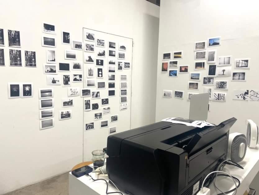 gallerygarage22's tweet photo. ただいま、写真家の田口るり子さんが、11月の展覧会に向けGALLERY GARAGEにて滞在制作されています。
今日は滞在5日目。
壁に写真たちが。

Photographer Ruriko Taguchi has been staying and working for coming exhibition this September.
Today is 5th day of the stay. https://t.co/VM1cmcScTk