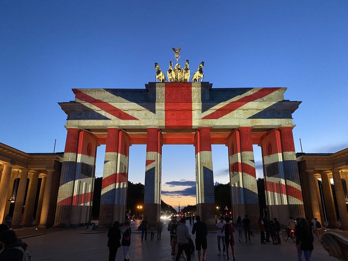GermanAmbUK's tweet image. Berlin mourning #QueenElizabethII at Brandenburg Gate