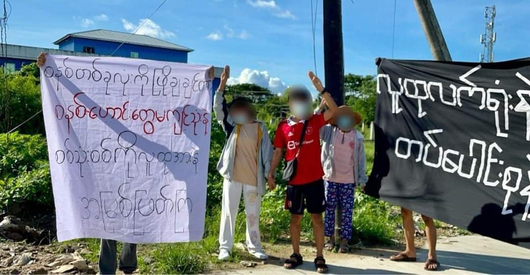GenStrikeCom's tweet photo. ရန်ကုန်တွင် စစ်အာဏာရှင်စနစ် ဆန့်ကျင်ရေးလှုပ်ရှားမှု ပြုလုပ်

"We have nothing to LOSE, but CHAINS" 

Strike in Yangon on Sept 7th, 2022. https://t.co/38gsxYkwlf