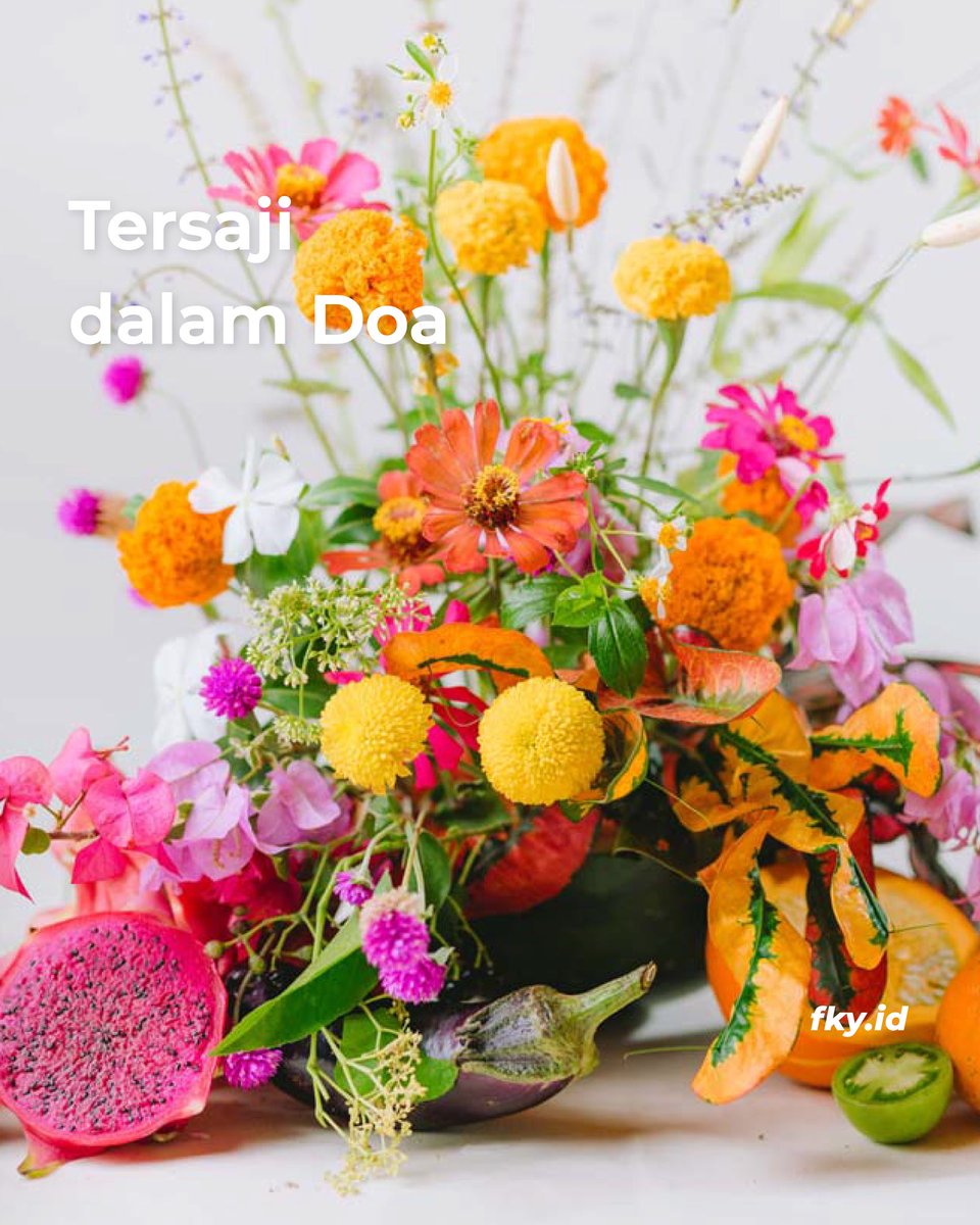 infoFKY's tweet photo. 👀 Masihkah sajen identik dengan hal-hal mistik? 

Bagaimana jika sajen dihadirkan ke dalam bentuk yang lebih ringan dan mudah dinikmati? 💐🥦🌶️

#FKY #FKY2022 #MerekahRuah #CulturalFestival #SemangatZaman #Sekarati #sajen https://t.co/w9s33x4EOP
