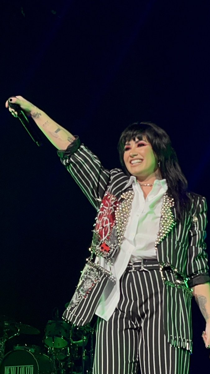 billieftlovato's tweet photo. nadie pudo borrarle esta sonrisa a demi cuando vio la energía del público hoy, nada me hace más feliz que verla así #HolyFvckTour https://t.co/liaacnOJ7t