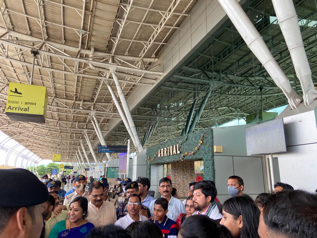MYBharat_Odisha's tweet photo. NYKS Odisha, State Office Staff Welcomed Hon'ble Minister of State, Youth Affairs and Sports, Govt. of India at BPI Airport, Bhubaneswar today. @NYKS_Odisha @Nyksindia @YASMinistry @ianuragthakur @NisithPramanik https://t.co/0YTQkxTXmq