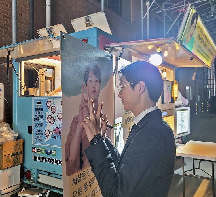Bu herif nasıl 36 yaşında olabilir ya 9 gün sonra da doğumgünü 37 olacak... #SongJoongKi