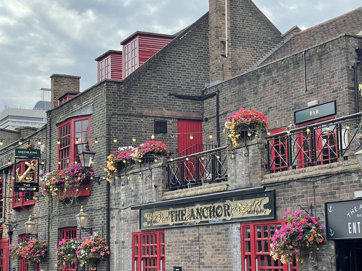 dianne0805's tweet photo. Happy Saturday everyone. 🌺🌺When something special comes our way, it is nice to share and exchange good wishes.🤗
#Saturday #Flowers
#WalkingAbout #London https://t.co/cwDE5jLnMd