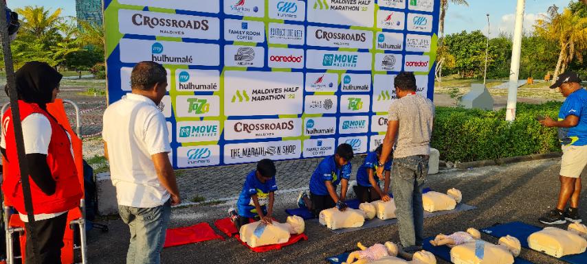 mrc_mcu's tweet photo. On the occasion of World First Aid Day, Our volunteers demonstrate how to do CPR for Kids at the Maldives Half Marathon 2022 event.
#lifelongfirstaid https://t.co/DDdJJRjAmE