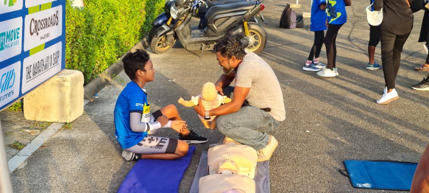 mrc_mcu's tweet photo. On the occasion of World First Aid Day, Our volunteers demonstrate how to do CPR for Kids at the Maldives Half Marathon 2022 event.
#lifelongfirstaid https://t.co/DDdJJRjAmE
