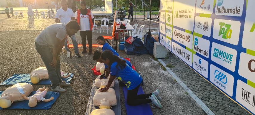 mrc_mcu's tweet photo. On the occasion of World First Aid Day, Our volunteers demonstrate how to do CPR for Kids at the Maldives Half Marathon 2022 event.
#lifelongfirstaid https://t.co/DDdJJRjAmE
