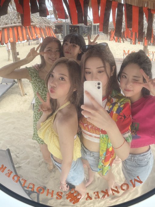 eunchahong's tweet photo. A little family picture to celebrate Chuseok! https://t.co/T22xK9FXRn