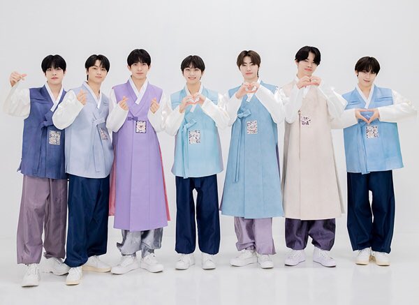 enhypenupdates's tweet photo. [PHOTO] 220910

ENHYPEN in their Hanboks for Chuseok!

@ENHYPEN_members @ENHYPEN #ENHYPEN #엔하이픈 https://t.co/hueDxU4Z3t