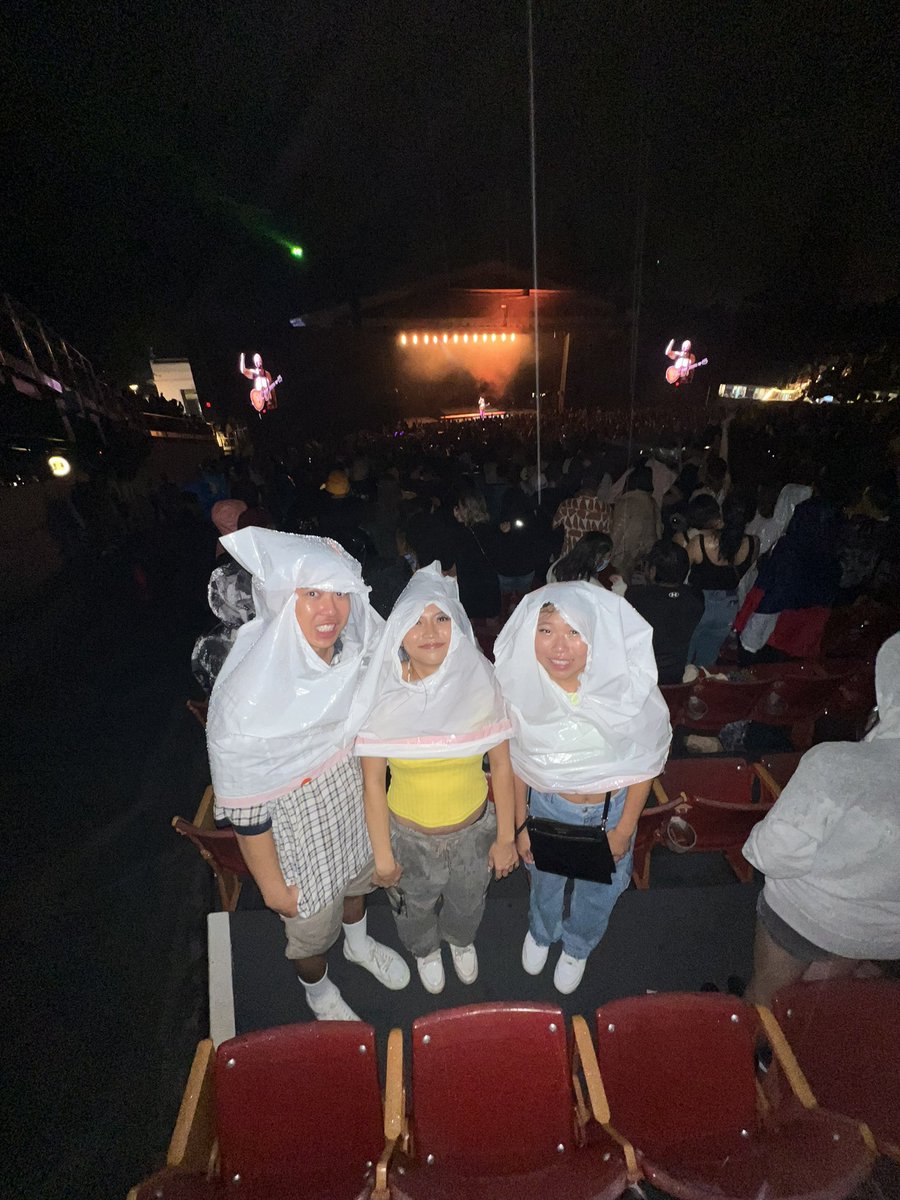 ash_chiang's tweet photo. paris in the rain? nah more like la in the rain. @lauvsongs https://t.co/DcpXS1w1D4