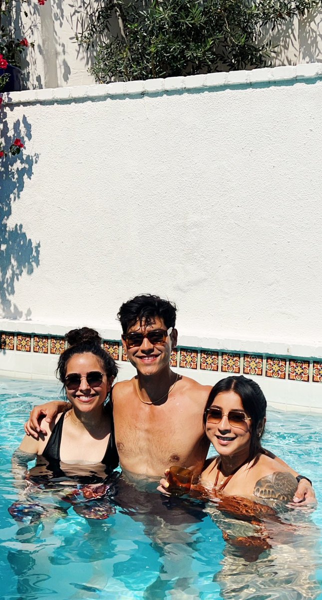 crsxtna's tweet photo. my bestfriends >>> https://t.co/a6LBKtc292