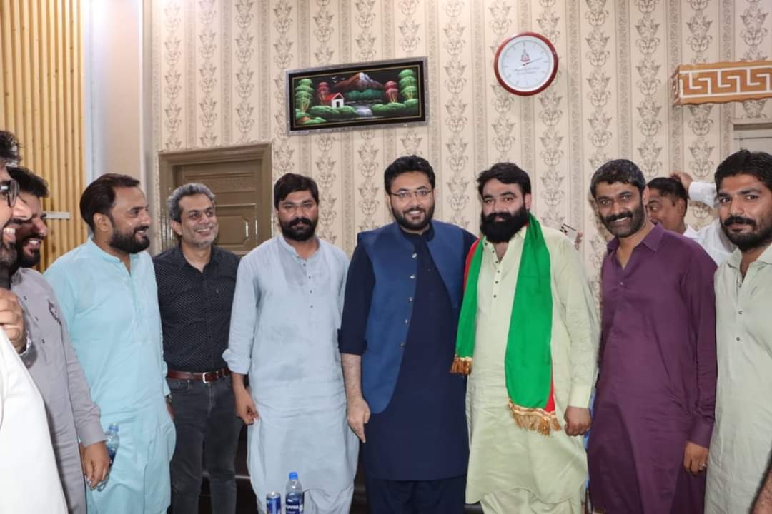 Derwaish420's tweet photo. #UC119
ایوب کالونی مسلم لیگ ن کے کئی رہنما پاکستان تحریک انصاف میں شامل 
لیگی رہنماؤں ملک زاہد، مرزا فیصل بیگ کا پاکستان تحریک انصاف میں شمولیت کا اعلان
سیکرٹری اطلاعات تحریک انصاف فرخ حبیب نے رہنماؤں کو خوش آمدید کہا
#istandwithimrankahn 
#ہم_عمران_خان_ہیں 
#MinusOneNaManzoor https://t.co/CAESWcHkr1