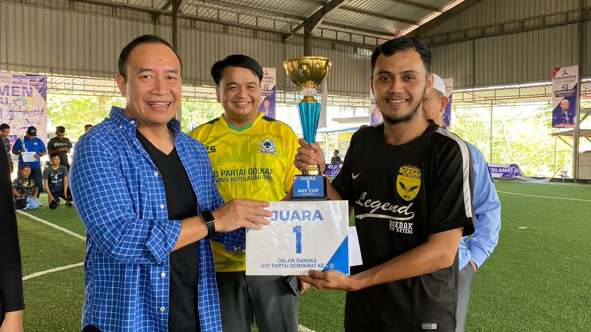 husinmunir27's tweet photo. Turnamen Futsal #AHY Cup memperingati HUT 21 @PDemokrat di Tanjung Pinang yang diikuti oleh sahabat dan temen2 Pers https://t.co/iad0jESH8H #TerimakasihPakSBY AHY Pemimpin Berprestasi
#husinmunir
#FBJP
