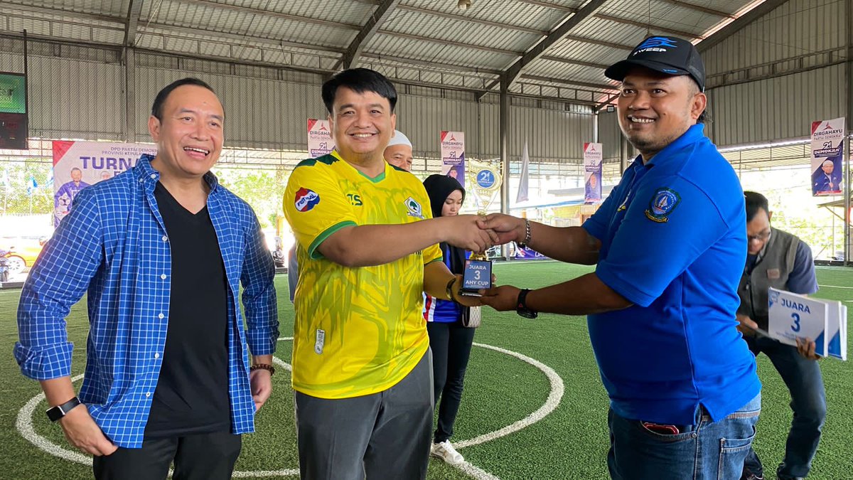 husinmunir27's tweet photo. Turnamen Futsal #AHY Cup memperingati HUT 21 @PDemokrat di Tanjung Pinang yang diikuti oleh sahabat dan temen2 Pers https://t.co/iad0jESH8H #TerimakasihPakSBY AHY Pemimpin Berprestasi
#husinmunir
#FBJP