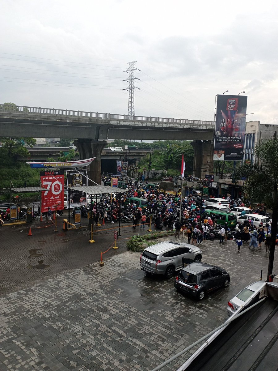 infobdg's tweet photo. #lalinBDG 15.37 : Kondisi
Kopo di depan Miko Mall banjir | @pujiasanoriza https://t.co/qdWbUHzAd7