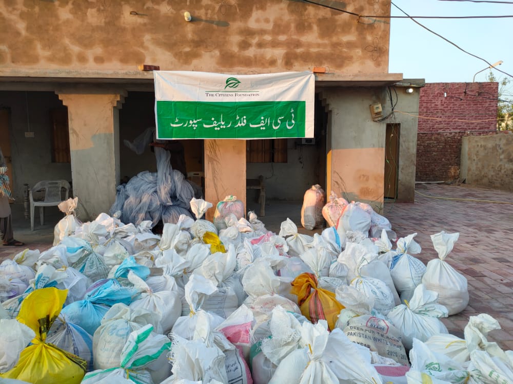 TCFPak's tweet photo. Dassori, a small village in Tando Allah Yar, has been hit hard by the floods. Most of the affected homes are situated in low-lying areas of the village with a TCF campus nearby. Our team travelled there and delivered meals to the locals.

Please donate to: https://t.co/POKRP7364n https://t.co/kVd1xtdOph