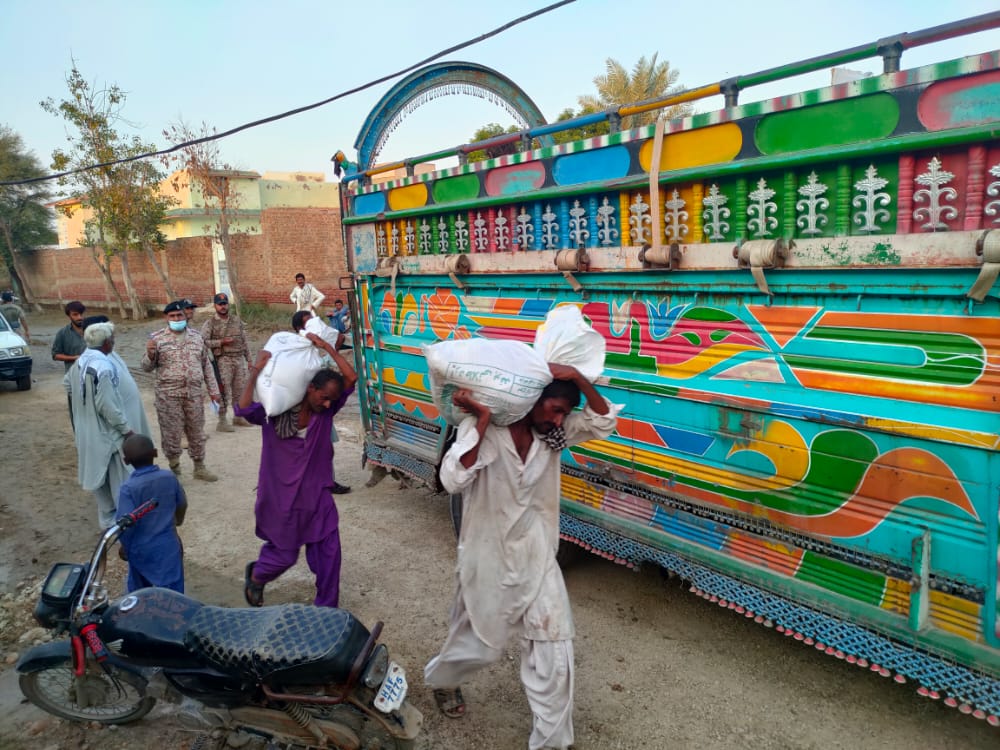 TCFPak's tweet photo. Dassori, a small village in Tando Allah Yar, has been hit hard by the floods. Most of the affected homes are situated in low-lying areas of the village with a TCF campus nearby. Our team travelled there and delivered meals to the locals.

Please donate to: https://t.co/POKRP7364n https://t.co/kVd1xtdOph