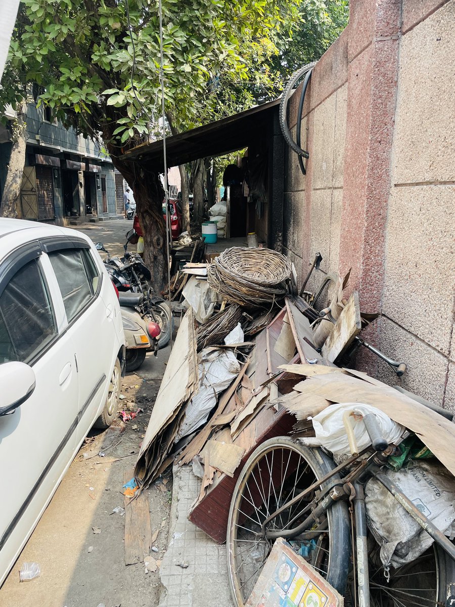 aryansofficial_'s tweet photo. @DCkpzon @DelhiPolice @ArvindKejriwal @PMOIndia @LtGovDelhi @MCD_Delhi @bjpkpzila @DCP_NorthWest 
I filed a complaint on Mcd-311 App regarding a garabage shop owner Who is using public/govt. road as his private property and But no action has been taken(current pics attached) https://t.co/6eNwwwYsUn