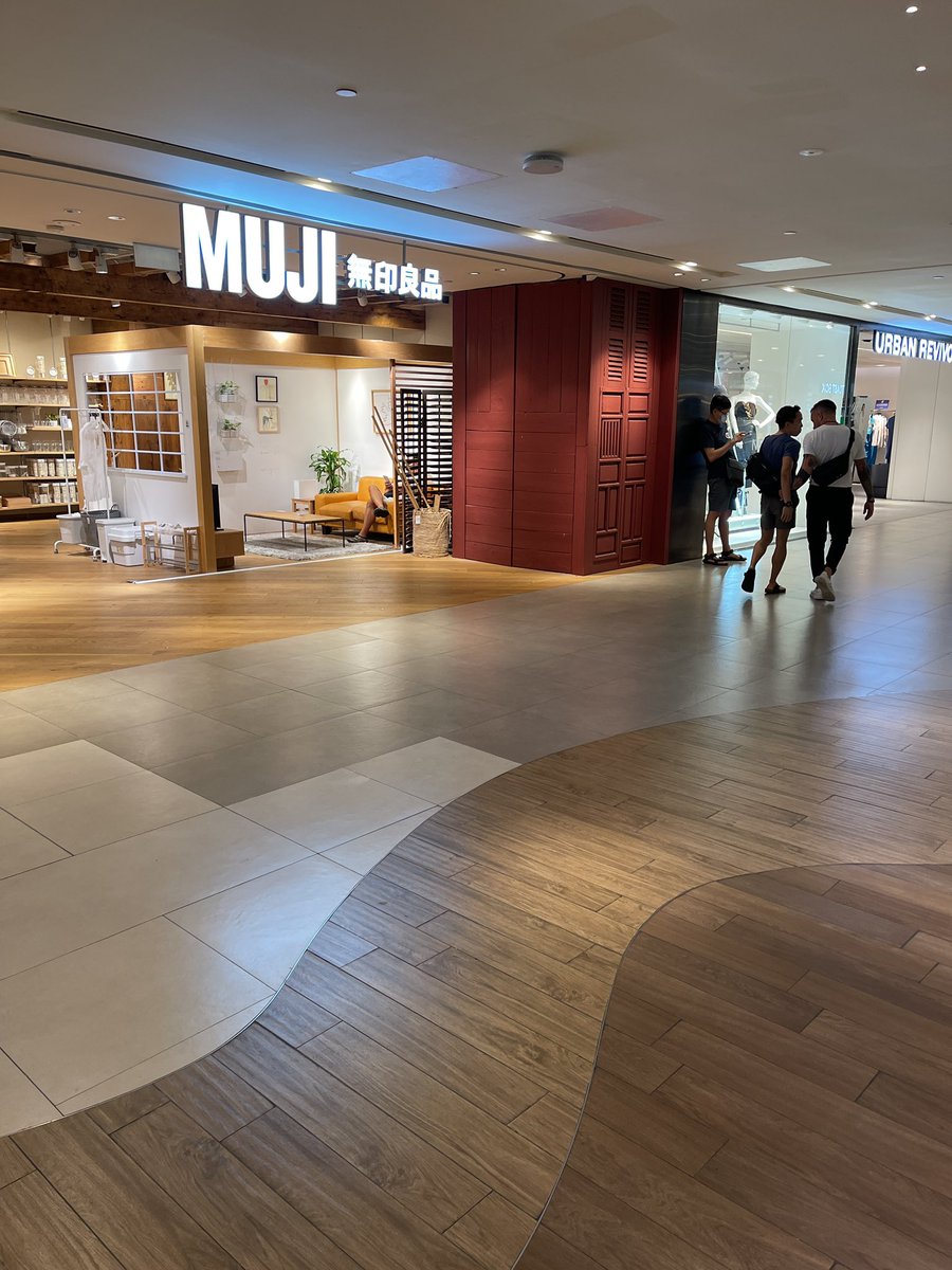 0345AN's tweet photo. hi im here infront of muji! 

Im wearing pink with lots of ikea bag 🥲 https://t.co/WhVQ0Ihoz2