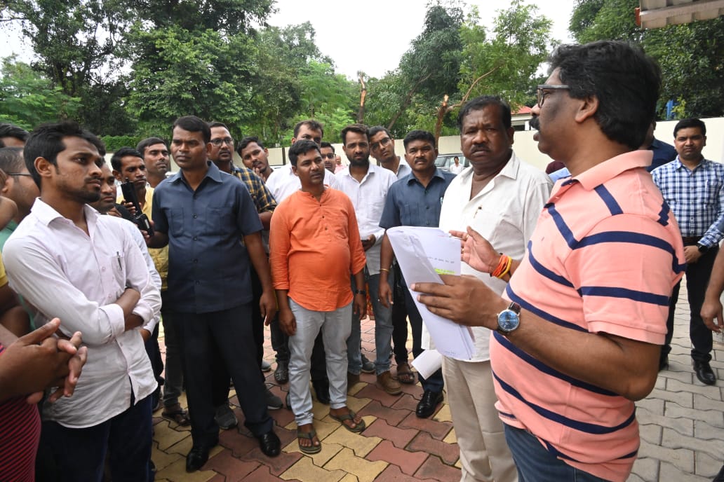 SPYadavGodda's tweet photo. मुख्यमंत्री श्री @HemantSorenJMM से अखिल झारखंड #CTET उत्तीर्ण अभ्यर्थी संघ के एक प्रतिनिधिमंडल ने मुलाकात कर सीएम के समक्ष अपनी समस्याएं रखीं, सीएम ने अभ्यर्थियों की हर संभव सहायता करने का भरोसा जताया है।

महागठबंधन की सरकार, छात्र हित के लिए सदैव तैयार हैं।
@RJD4Jharkhand https://t.co/aI2r7ji7Fk