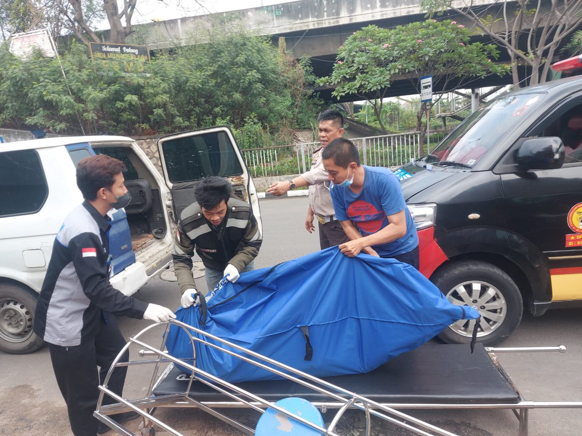 TMCPoldaMetro's tweet photo. 13.12 Telah terjadi Kecelakaan Lalu Lintas yang menyebabkan pengendara Sepeda Motor Nopol B 4089 TVS Tutup Usia di Jalan Raya Cakung Cilincing setelah Pos lalu lintas Cakung Jakarta Utara,Saat ini sudah selesai penanganan oleh Petugas Polri &amp; lalu lintas sudh Mulai Normal Kembali https://t.co/EIn8fZh8nI